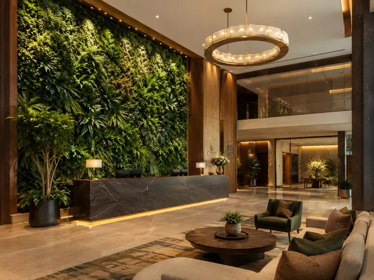 Hotel / lobby — hotel i recepcja, kompozycja ze sztucznych roślin (wizualizacja)